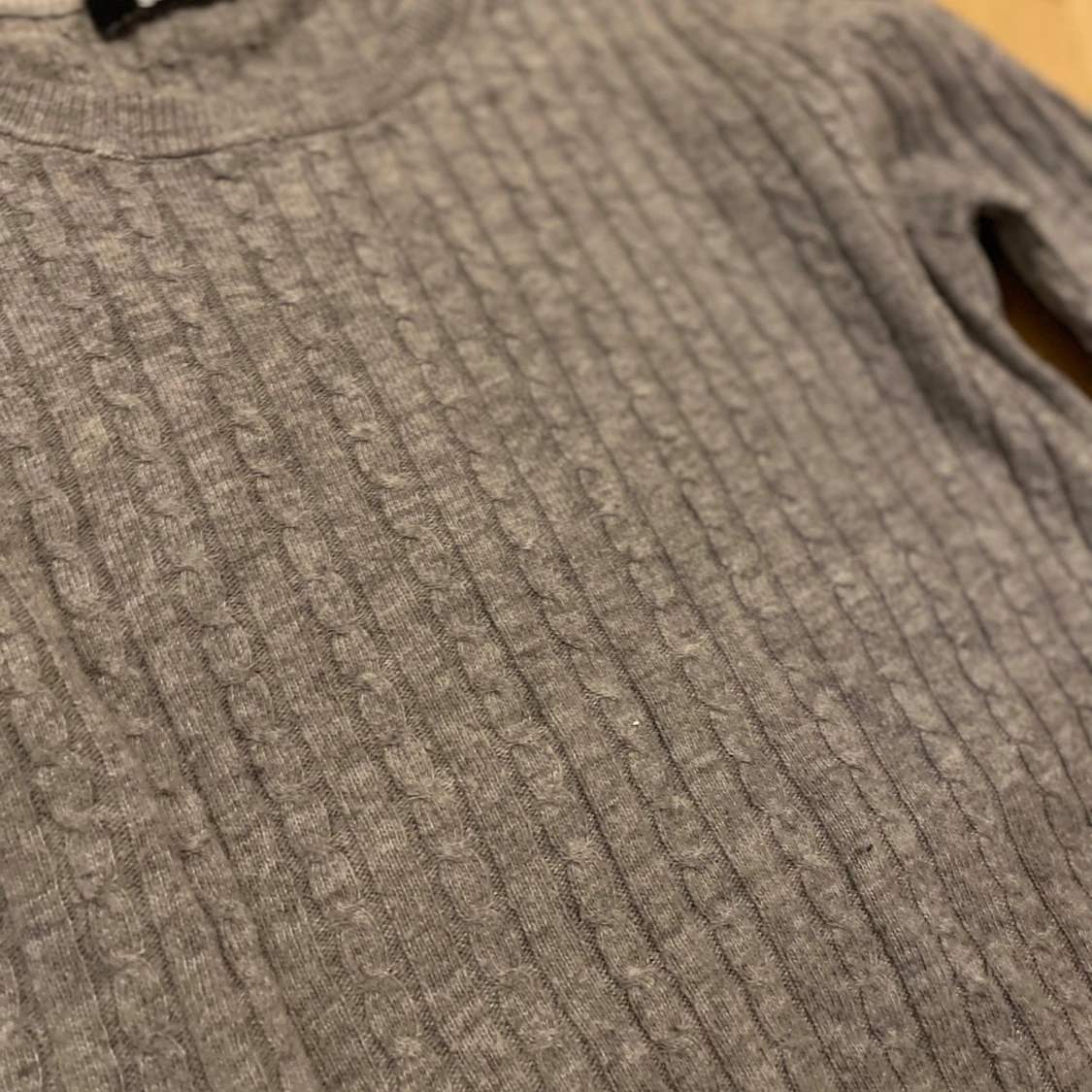 Grå stickad tröja från Gina Tricot - 1