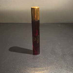 Versace Eros Flame Parfym - Versace Eros flame eu de parfum. Flaskan är i 10 ml storlek men det finns cirka 6 ml kvar. Den luktar precis som den ska och om ni har frågor är det bara att kontakta mig.