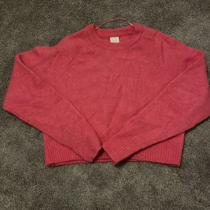 Rosa stickad tröja från C.W. - Säljer en mysig rosa stickad tröja från C.W. med långa ärmar och ribbade muddar. Perfekt för kyliga dagar. Passar bra till jeans eller kjol för en avslappnad look. En blandning av alpacka,ull och polyamid💖