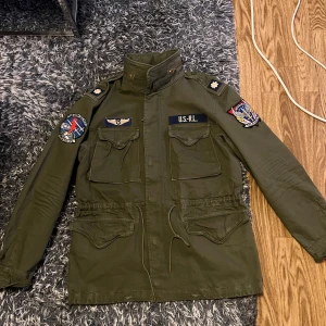 Grön militär jacka från polo ralph Lauren  - Hej säljer min gröna fieldjacka från ralph Lauren den är i nyskick och ny pris ligger på runt 5 000. Men notera att jag köpte den på rea för 3000 Jackan är i strl m och den kommer passa perfekt nu till våren 