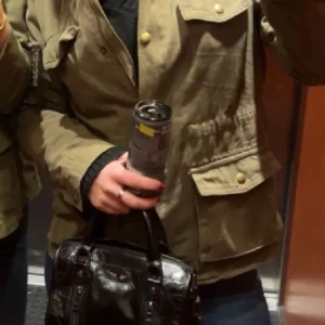 Zadig Voltaire väska - Zadig Voltaire handväska. Finns ej kvar på marknaden och sparsamt använd! Inget tecken på användning utöver att en knapp på bandet lossnat! Men ihopfixad och går att använda! Pris kan diskuteras vid snabb affär❤️