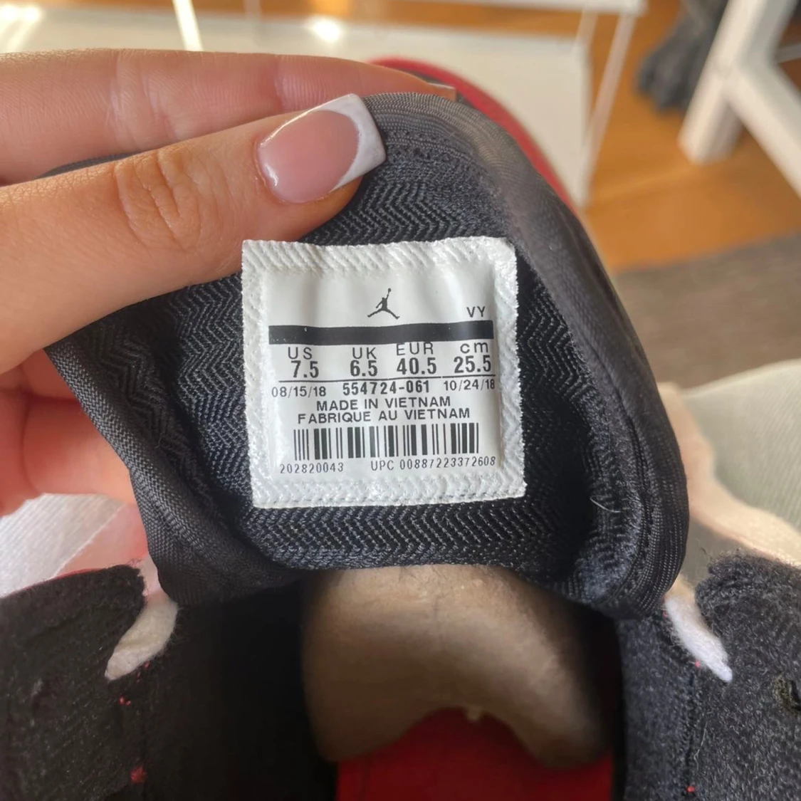 Nike Air Jordans i rött och svart - 2