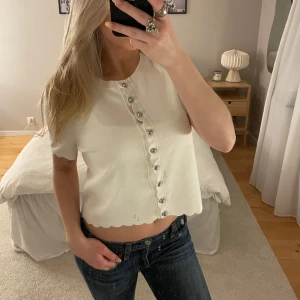 Kofta / Tröja H&M - Så snygg kofta från h&m, aldrig använd!!🩷