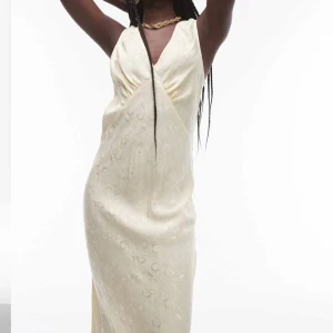 INTRESSEKOLL gul klänning  - Säljer eventuellt min aldrig använda klänning från Topshop, perfekt till baler!💛💛💛