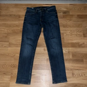 Jack & Jones jeans - Säljer ett par blåa Jack and Jones Jeans i ett bra skick. Använda ett fåtal gånger. Strl 32/32. Vid intresse är det bara att höra av sig! 