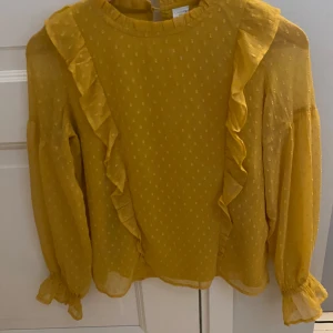 Lindex blus - Säljer denna jättefina blusen ifrån Lindex då den inte kommer till användning längre. Den är i jättebra skick och passar till alla årstider💕
