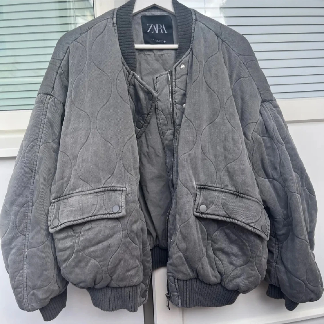 Grå/grön quiltad bomberjacka från Zara