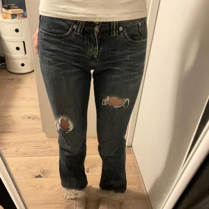 Low waisted jeans - Jag säljer mina Levi’s jeans som har varit i god användning tills de blev för småa. De är low waisted, med hål och är raka i bunttarna.💕