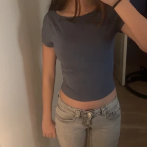 Blå topp från Gina Tricot - Säljer en blå kortärmad topp från Gina Tricot. Toppen har en enkel design med en rund halsringning och är tillverkad i ett mjukt stretchigt material. Aldrig andvänt förut. Minns ej ordinarie priset. pris kan diskuteras vid snabb affär. På sista bilden var den lite sliten men går enkelt att fixa. (den va så när jag köpte den)