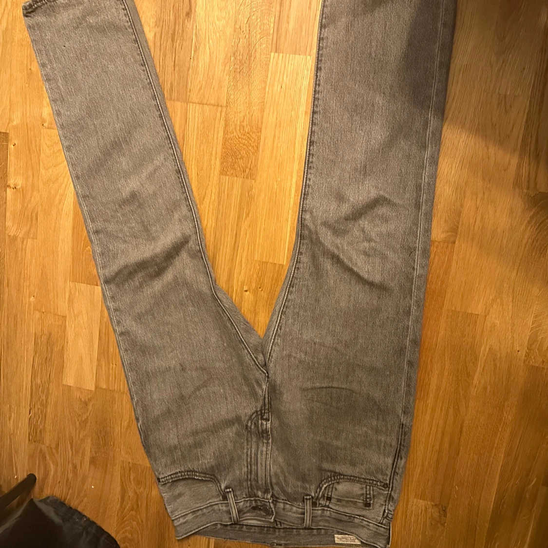 Grå jeansbyxor från Levis - 1