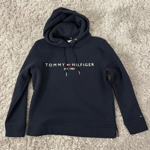 Mörkblå hoodie från Tommy Hilfiger XS - Säljer en snygg mörkblå hoodie från Tommy Hilfiger. Storlek XS nypris 899kr(säljer åt syrran)