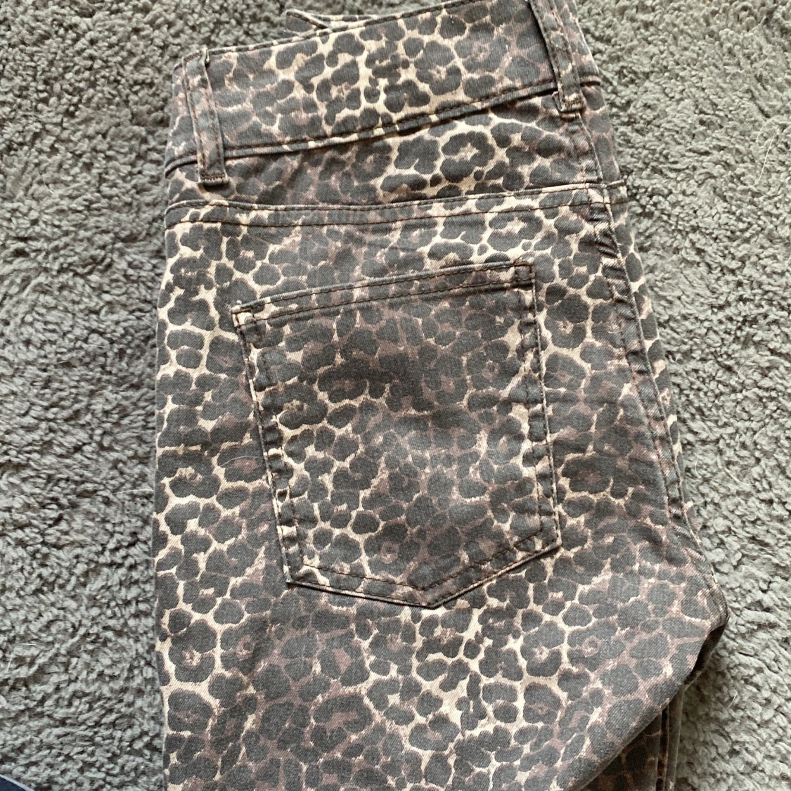 Leopardmönstrade byxor från Nelly - 4