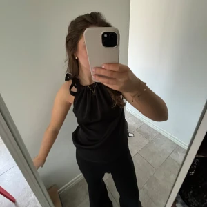 Svart neo noir topp - Säljer denna topp från neo noir i ett tjockare satin material. Så fin, får inte användning för den 🥰går att justera banden