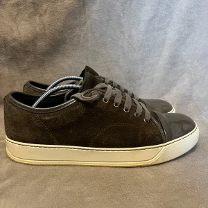 Lanvin skor - Snygga Lanvin skor | Inget Og | Storleken är uk7=41 men lanvin brukar sitta 1 storlek stort, vid osäkerhet kan jag fixa innermått | Skicket är lite slitet små skador på cap toe som syns på sista bilden | Hör av er vid frågor eller funderingar!