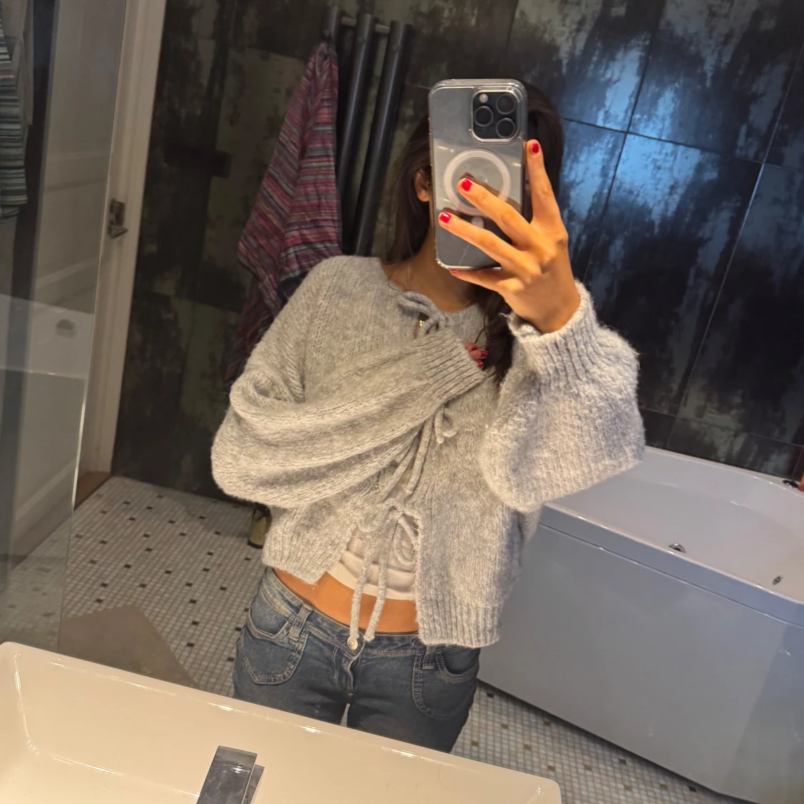 Grå stickad kofta med knytning - 1