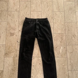 Jack & Jones Jeans - Jack & Jones Jeans i storlek 31/34🔥 Ett par svarta jeans som är borde stilrena och av bra kvalité! Kontakta vid minsta fråga🔔