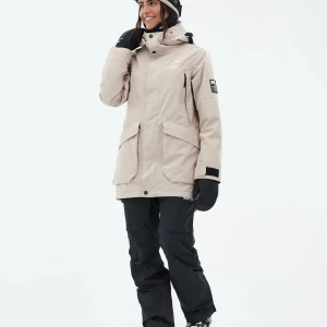 Beige skidjacka & skidbyxor från Montec strl M - Säljer ett set med skidjacka och skidbyxor från Montec i storlek Medium. Jackan har flera praktiska fickor och en justerbar huva. Byxorna har också fickor och förstärkta partier nedtill. Perfekt för skidåkning och andra vinteraktiviteter. Nyskick! Använt en semestervecka i Alperna. Inköpt januari 2024 för ca 4200kr