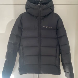 Sail Racing Jacka - Jacka från Sail Racing. Använd men fint skick. Inga revor eller liknande.  Nypris 3899:- Storlek L