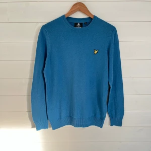 Stickad Lyle & Scott tröja sweatshirt - Hej! Jag säljer en stickad Lyle & Scott tröja/sweater som är i fantastiskt skick, tröjan är knappt använd och är i storlek S.  Har ni några frågor är det bara att höra av er!