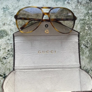 Gucci-Solglasögon - Snygga bruna solglasögon från Gucci med en klassisk aviatorform. Bågarna har en sköldpaddsmönstrad design som ger en tidlös look. Perfekta för att ge din stil en lyxig touch. Köpta för ca 2800kr.