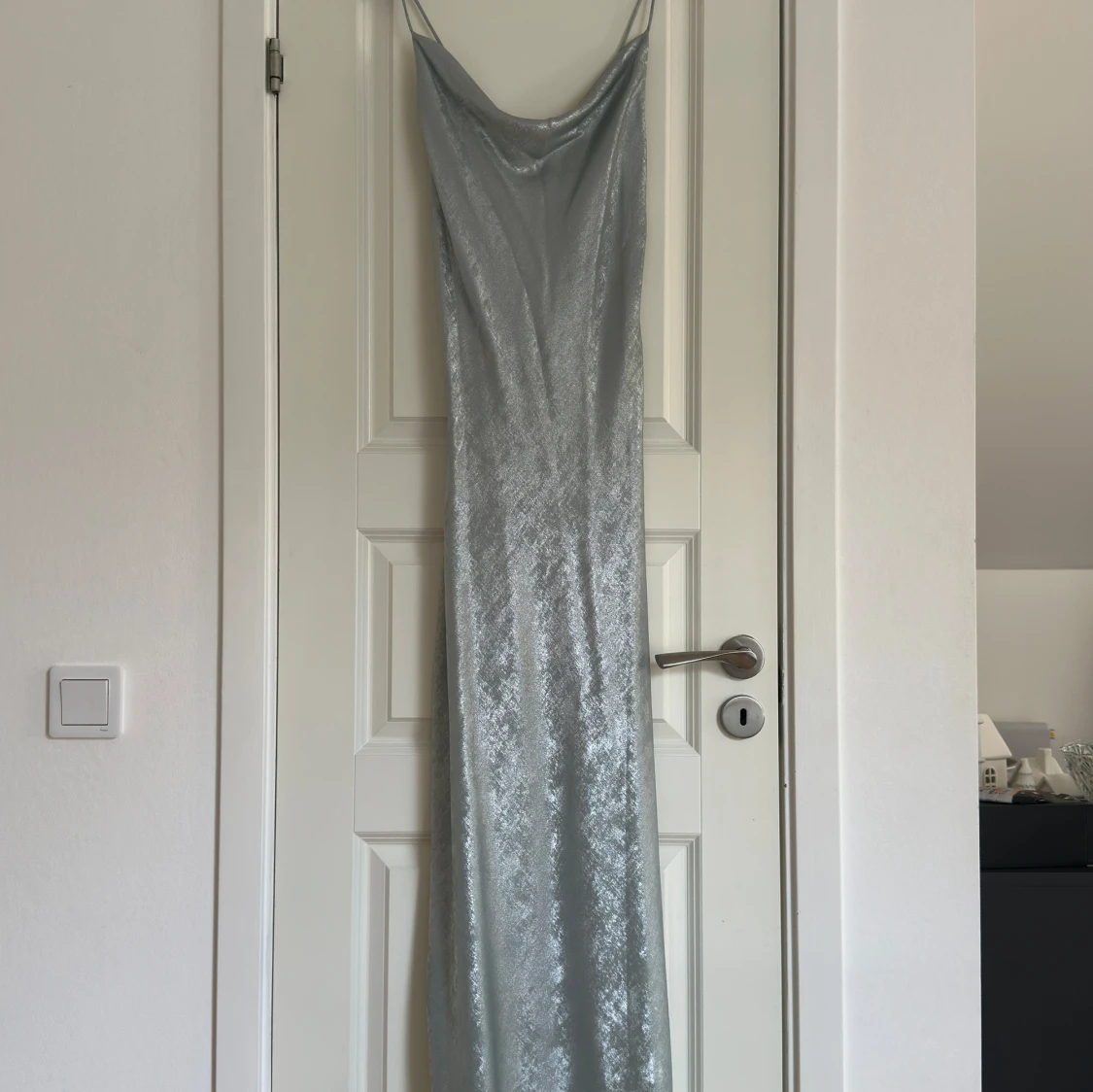 Silverfärgad långklänning med snörning