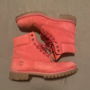 Röda boots från Timberland - Snygga röda boots från Timberland med robust sula och snörning. Perfekta för en cool och avslappnad stil. Tillverkade i skinn med en bekväm passform. Säljer super billigt då storleken var för liten för mig och bara vill bli av med dom.