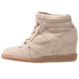 Isabel marant bobby liknande  - Snygga beige sneakers i mocka med kilklack. Liknar Isabel marant skorna, säljer då de inte kommer till användning 