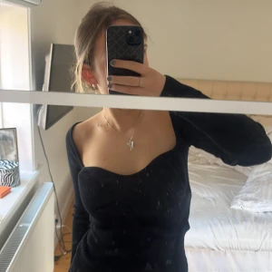 Svart ribbad topp - Snygg svart ribbad topp med lång ärm, från bikbok storlek M använd 1 gång  pris kan diskuteras 