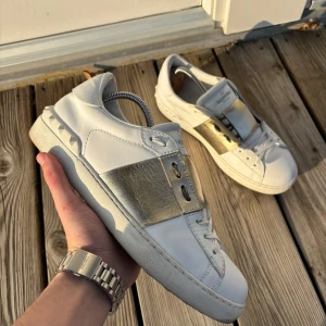 Valentino Open, Mycket bra skick! - Storlek 41 fits 42📏 Äkta✅ Unisex🤝 Mycket bra skick⭐️ Inget og❌ Skriv vid minsta fundering!🙏