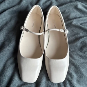 Vita ballerinaskor med rem - Super söta, vita ballerina skor!! Jätte fina och är i jätte bra skick!!✨🤍bra skor till student eller till sommarn!