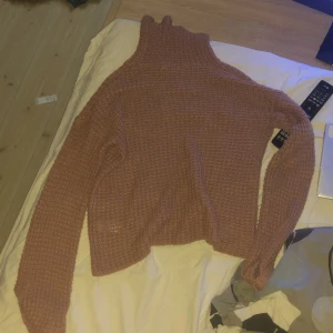 Brun stickad polotröja från NA-KD - Säljer en mysig brun stickad polotröja från NA-KD. Tröjan har en hög polokrage och långa ärmar, perfekt för kyliga dagar. Den är i en härlig brun nyans och ger en avslappnad look. Perfekt för höst och vinter!