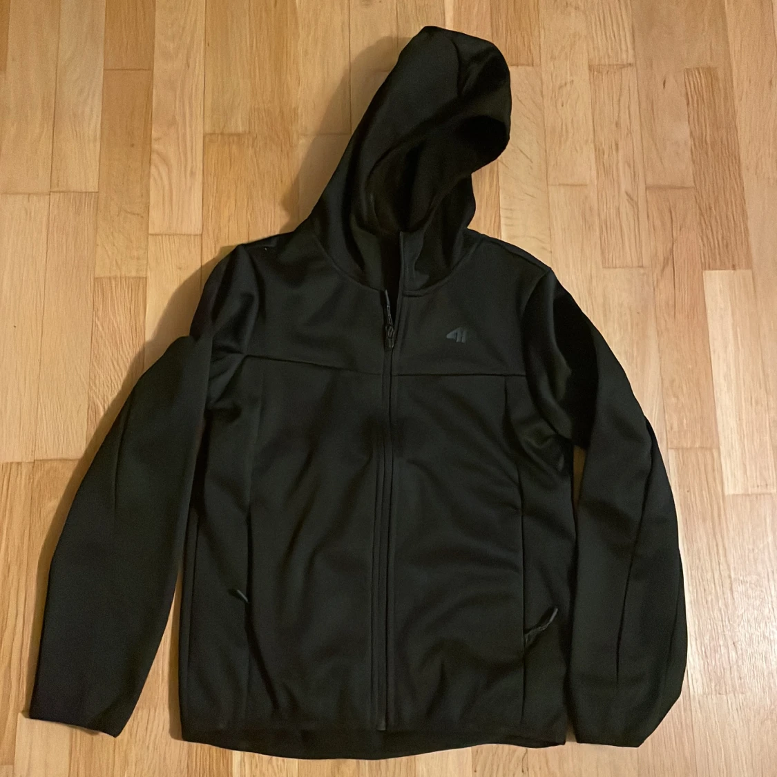 Svart jacka med huva från 4F