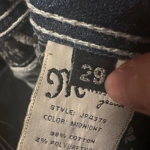 Blå jeans från Miss Me - Snygga blå jeans från Miss Me med coola broderade detaljer på bakfickan. Jeansen har en klassisk femficksdesign och kontrastsömmar som ger en extra touch. 