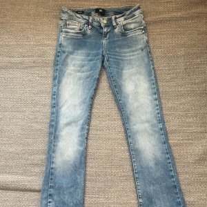Blå jeans från LTB - Snygga blå jeans från LTB med en klassisk femficksdesign och knappgylf. De har en lätt tvättad look och raka ben. Perfekta för en avslappnad stil.