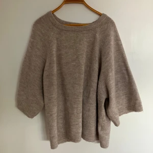 Beige stickad tröja från 157 - Kortärmad stickad tröja från lager 157 , använd ca 2 gånger är i super bra skick!