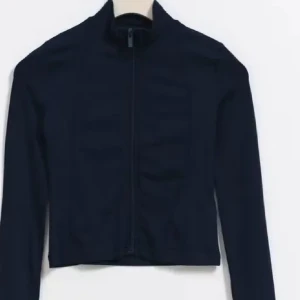 Zip hoodie - Snygg mörkblå jacka med dragkedja framtill. Den har en tight passform och långa ärmar, perfekt för en stilren look. Jackan är enkel och stilren, vilket gör den lätt att matcha med olika outfits.  Från ginatricot i storleken 170