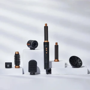 Air styler  - Säljer en 7 in 1 Pro air Styler med flera tillbehör för olika stylingbehov. Inkluderar olika borsthuvuden och munstycken för att skapa lockar, volym och släta frisyrer. Perfekt för att experimentera med olika hårstilar hemma. Köpt för 2799 säljer för 999😍😍