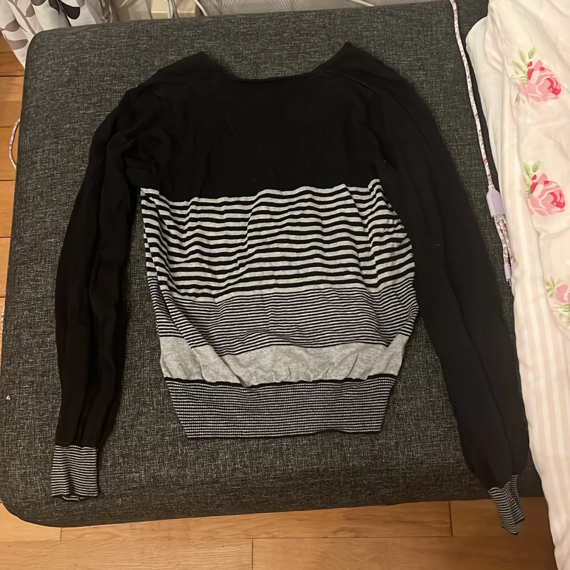 Svart och grå randig kofta från Lindex - 3