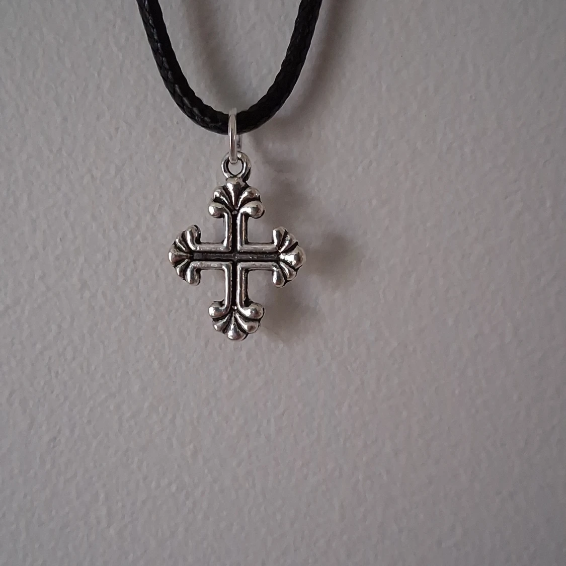 Halsband med korsberlock