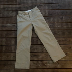 Beige byxor från Dickies - Säljer nu ett par riktigt cleana byxor från dickies 874. Perfekt för en stilren look.