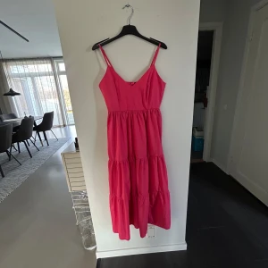 Rosa klänning från Missguided - Säljer en söt rosa klänning från Missguided som endast är använd 2 gånger. Fint skick!! Vid fler frågor är det bara att höra av sig😊