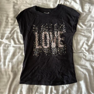 Love t-shirt  - Står inget märke❤️
