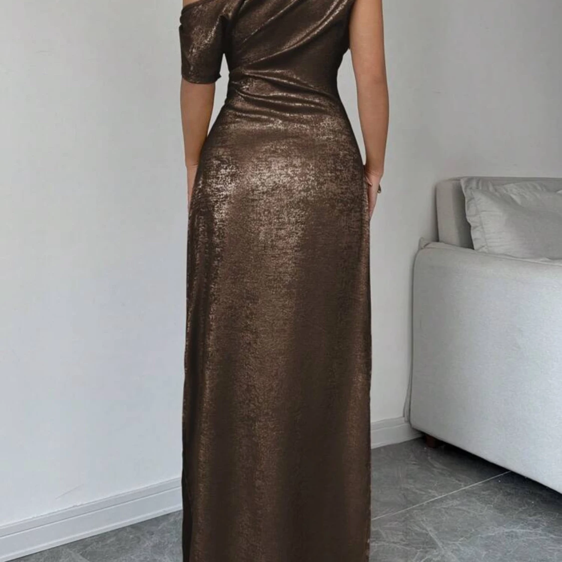 Brun glittrig one-shoulder klänning - 1