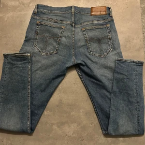 Blåa TigerOfSweden jeans - Snygga blå jeansbyxor. De har en modern passform och är perfekta för en avslappnad stil. Byxorna har en lätt tvättad look som ger dem en trendig känsla. Tvär feta och är slim 32/32