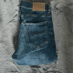 Slim fit Jeans Tiger Of Sweden - Tiger Of Sweden Evolve Jeans. Nypris 1600kr säljer för endast 370kr och dem är väldig sparsamt använda. Storleken är 32/34. 