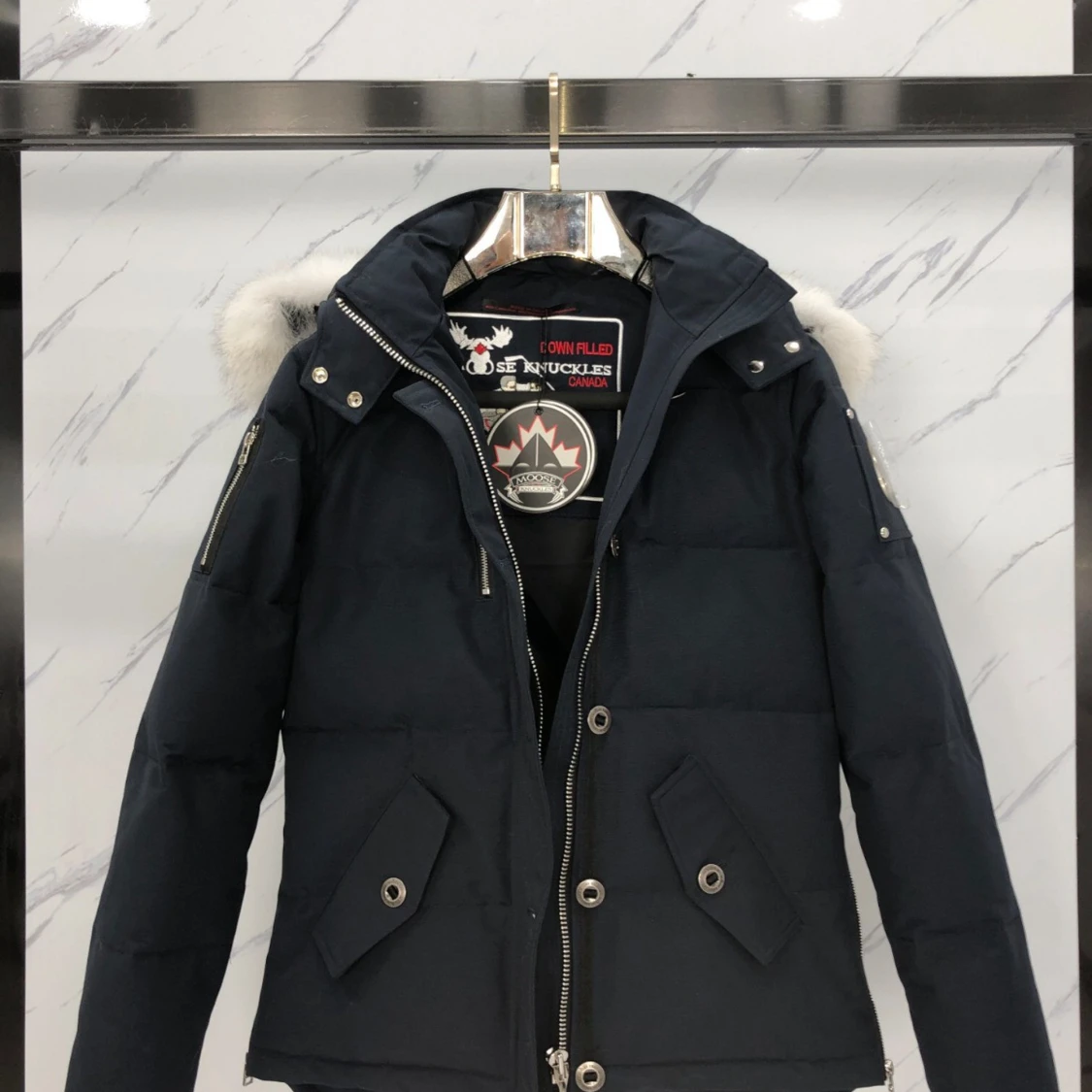 Svart dunjacka med pälsdetalj - 2