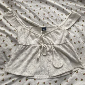 Sommartopp - Vacker somrig blus med knytning från gina tricot. Knappt använd och i perfekt skick, storlek XS🤍