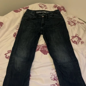 Svarta jeans med Super Stretch - Snygga svarta jeans. De har en klassisk femficksdesign och en knappgylf. aldrig använt