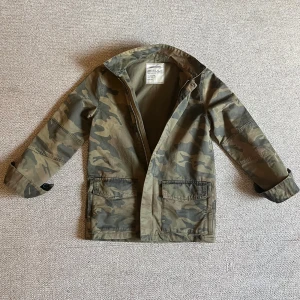 Camouflagejacka från Zadig & Voltaire - Snygg camouflagejacka från Zadig & Voltaire med klassisk design i storlek S/M. Jackan har långa ärmar och praktiska fickor framtill. Perfekt för en cool och avslappnad stil. Jackan är endast använd 2-3 gånger så den är i nyskick, tags finns tyvärr inte kvar. 