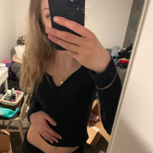 Brandy Melville topp!  - Säljer en stilren mörkblå ribbad tröja med långa ärmar. Köpt för några år sedan i London! Bara att höra av sig vid frågor 💕